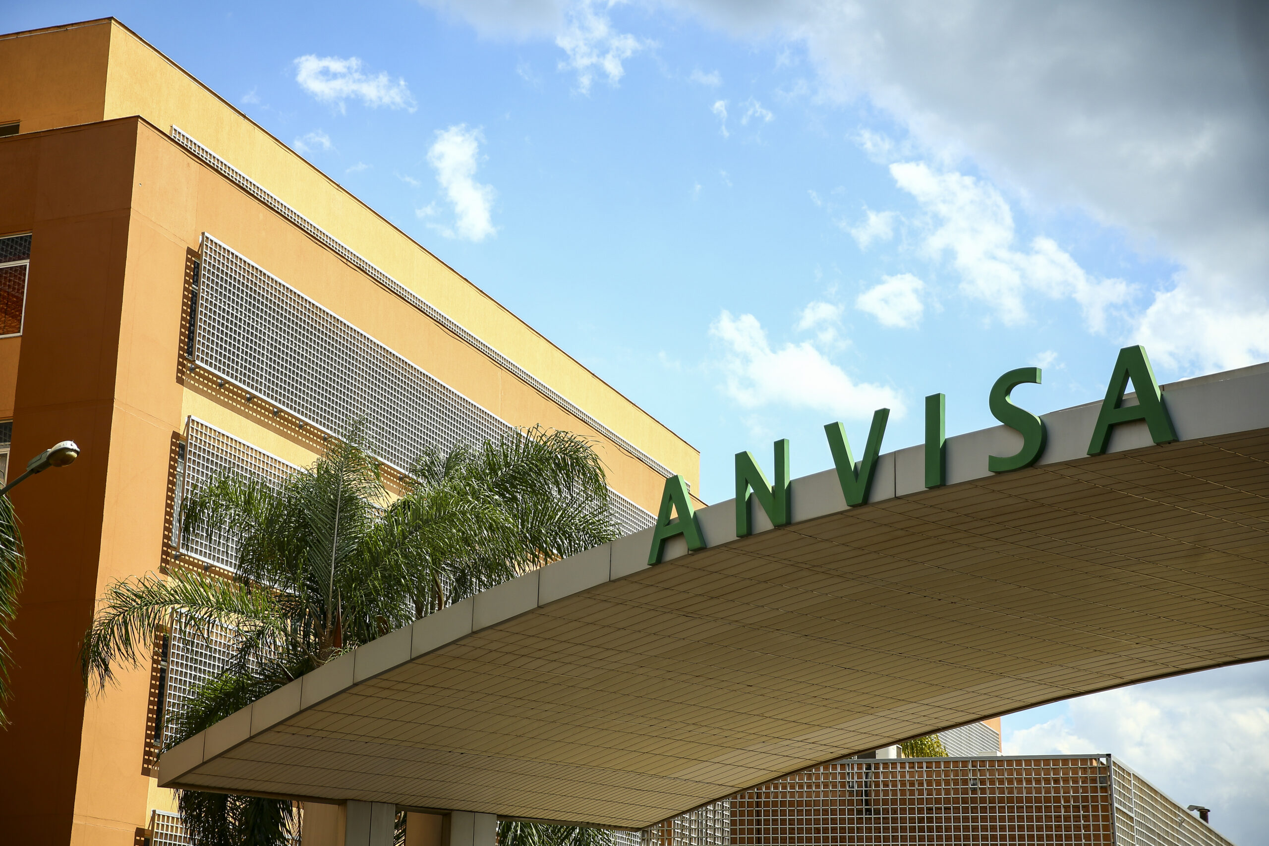 Anvisa proíbe lotes irregulares de medicamento para esclerose múltipla