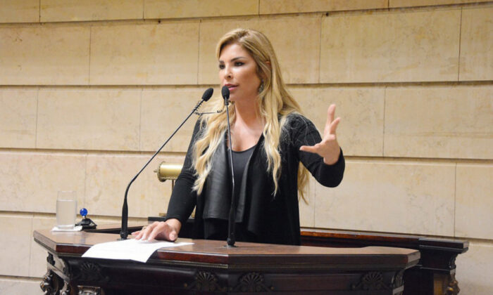 Polícia prende ex-vereadora Veronica Costa, condenada por tortura