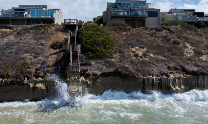 Elevação do nível do mar destrói casas e invade praias na Califórnia