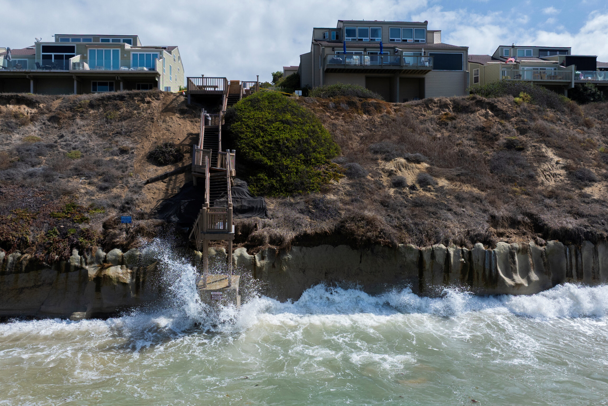Elevação do nível do mar destrói casas e invade praias na Califórnia