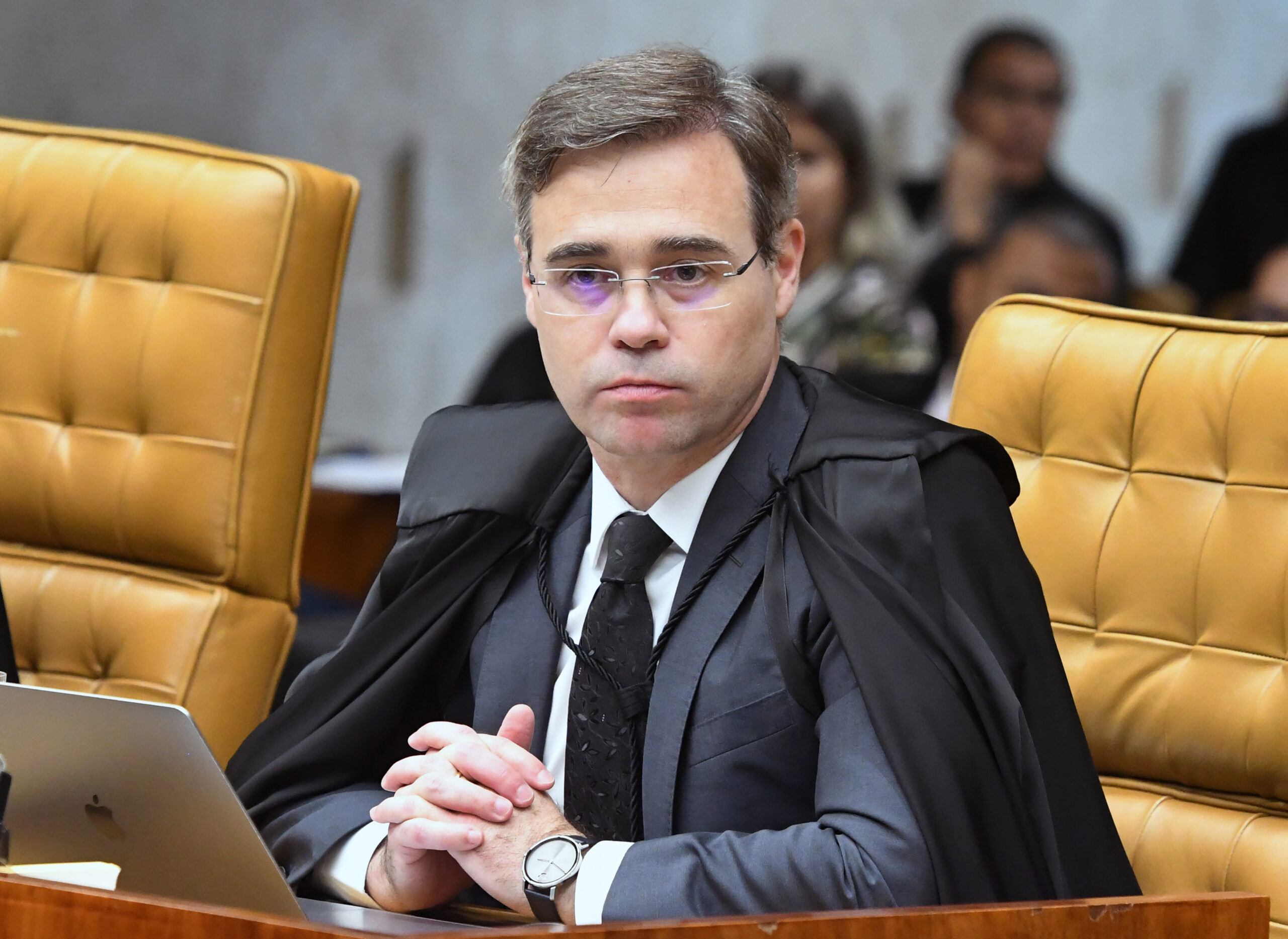 Mendonça volta a suspender multas sobre saúde mental no trabalho