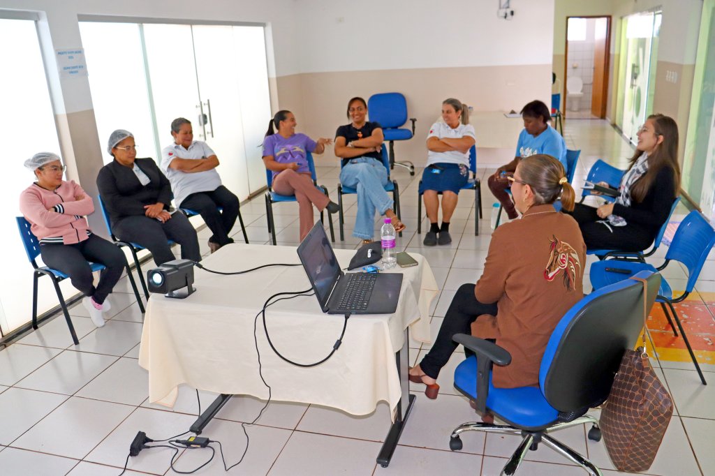 TREINAMENTO DE LIMPEZA E DESINFECÇÃO DE SUPERFÍCIES EM AMBIENTES DE SAÚDE E HIGIENIZAÇÃO DAS MÃOS.