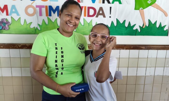 Programa ‘Olhando para o Futuro’ realiza entrega de óculos a estudantes da Escola Octávio Periotto