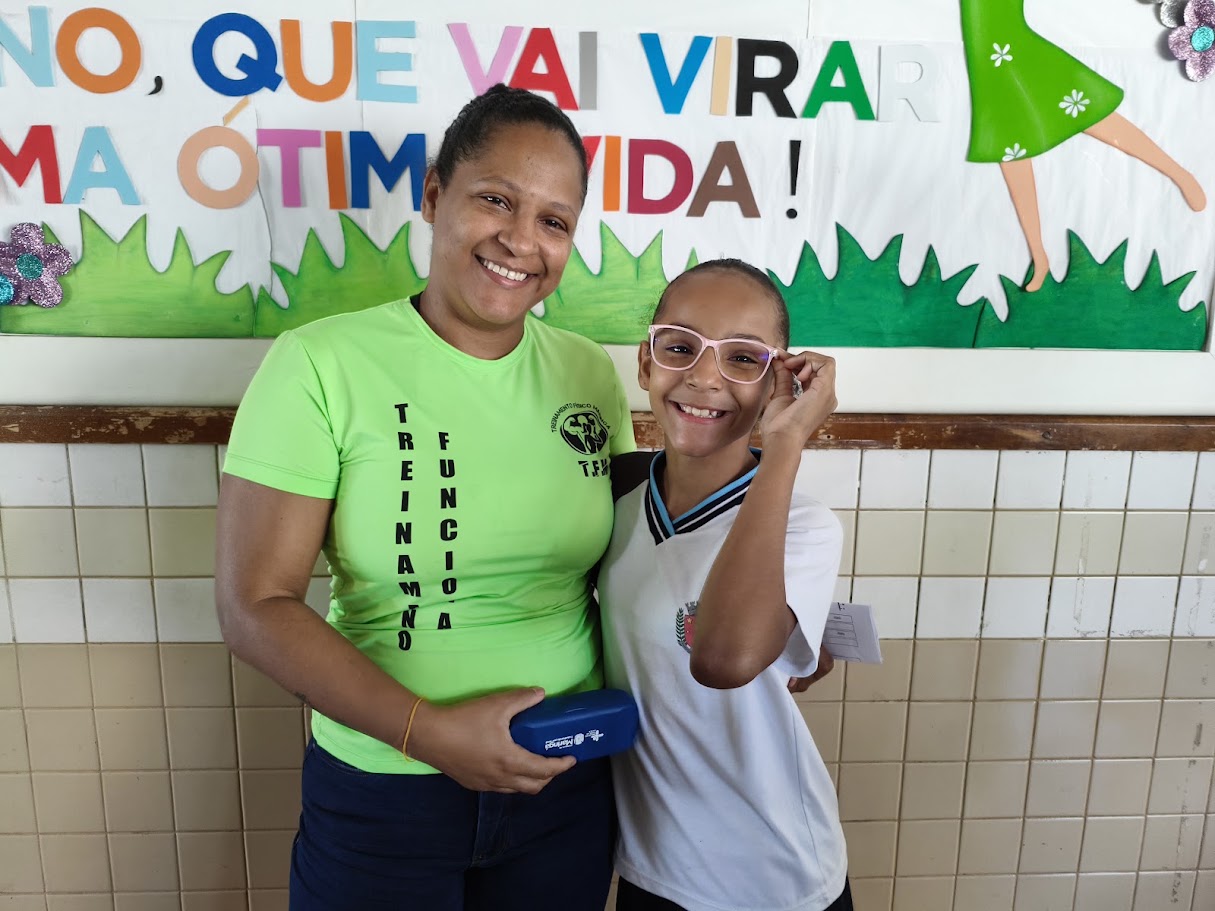 Programa ‘Olhando para o Futuro’ realiza entrega de óculos a estudantes da Escola Octávio Periotto