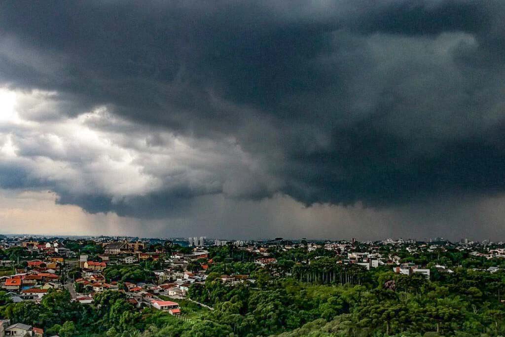 Ciclone extratropical chega e traz temporais ao Paraná