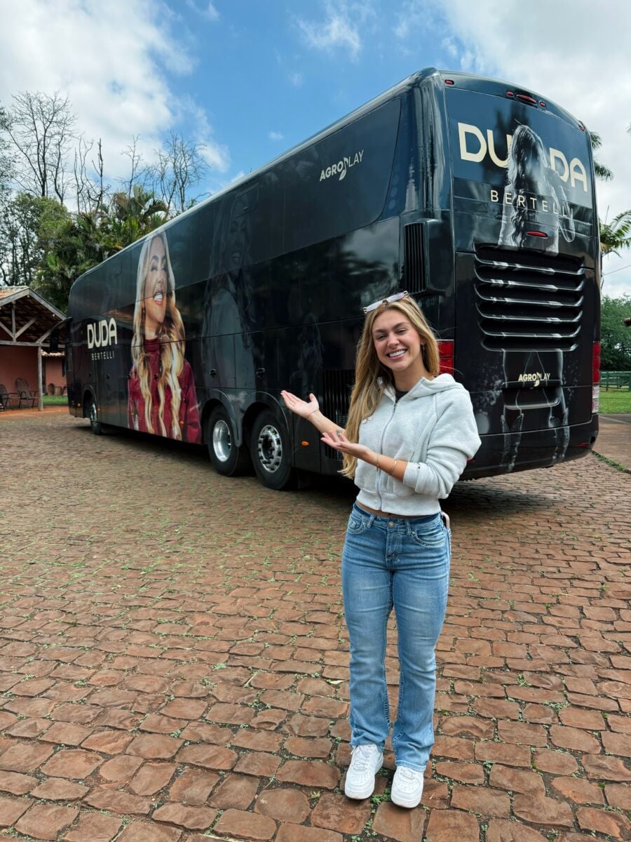 Maringaense Duda Bertelli ganha ônibus personalizado de presente de Ana Castela – Maringá Post