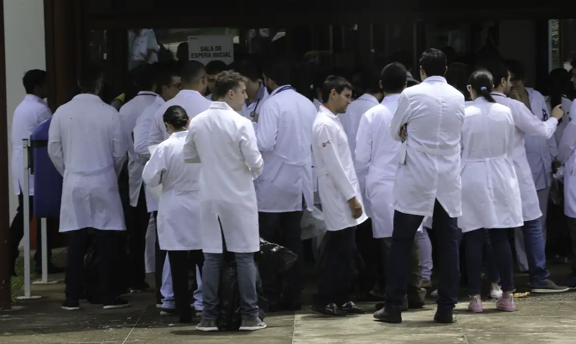 UEM abre inscrições para residências médicas em 10 áreas; aulas começam em 2027