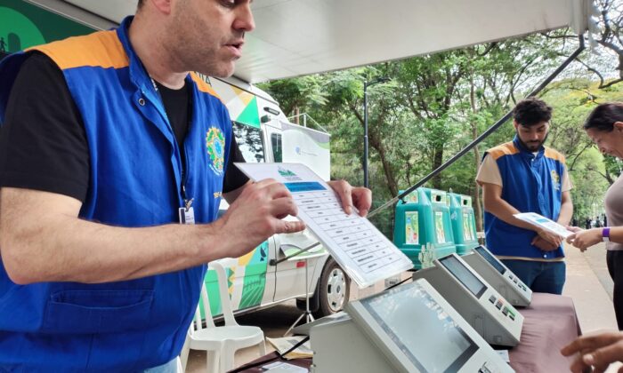 Projeto Van da Cidadania percorre cidades do Estado conscientizando os eleitores; ação passou por Maringá nesta semana