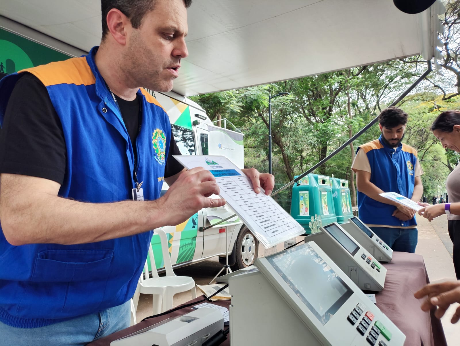 Projeto Van da Cidadania percorre cidades do Estado conscientizando os eleitores; ação passou por Maringá nesta semana