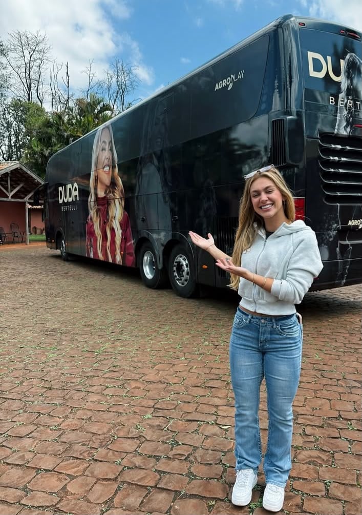 “Minha casinha da estrada”: cantora maringaense Duda Bertelli ganha ônibus personalizado de Ana Castela – Maringá Post
