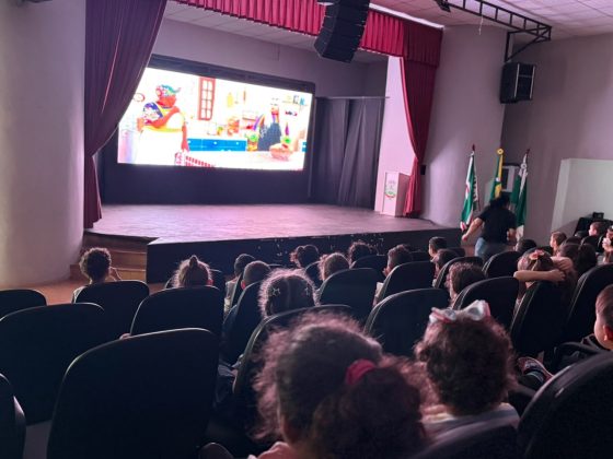 CMEI Anice Comar leva crianças ao anfiteatro para atividade sobre o folclore brasileiro