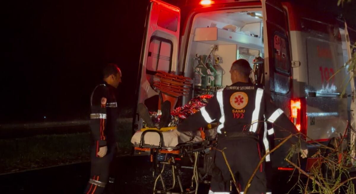Queda de galho em rodovia deixa casal ferido; vítimas foram encaminhadas para hospitais de Maringá