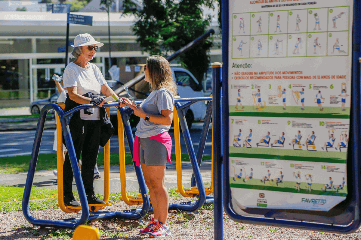 Idosos de Curitiba terão exercícios orientados nas academias ao ar livre durante o verão
