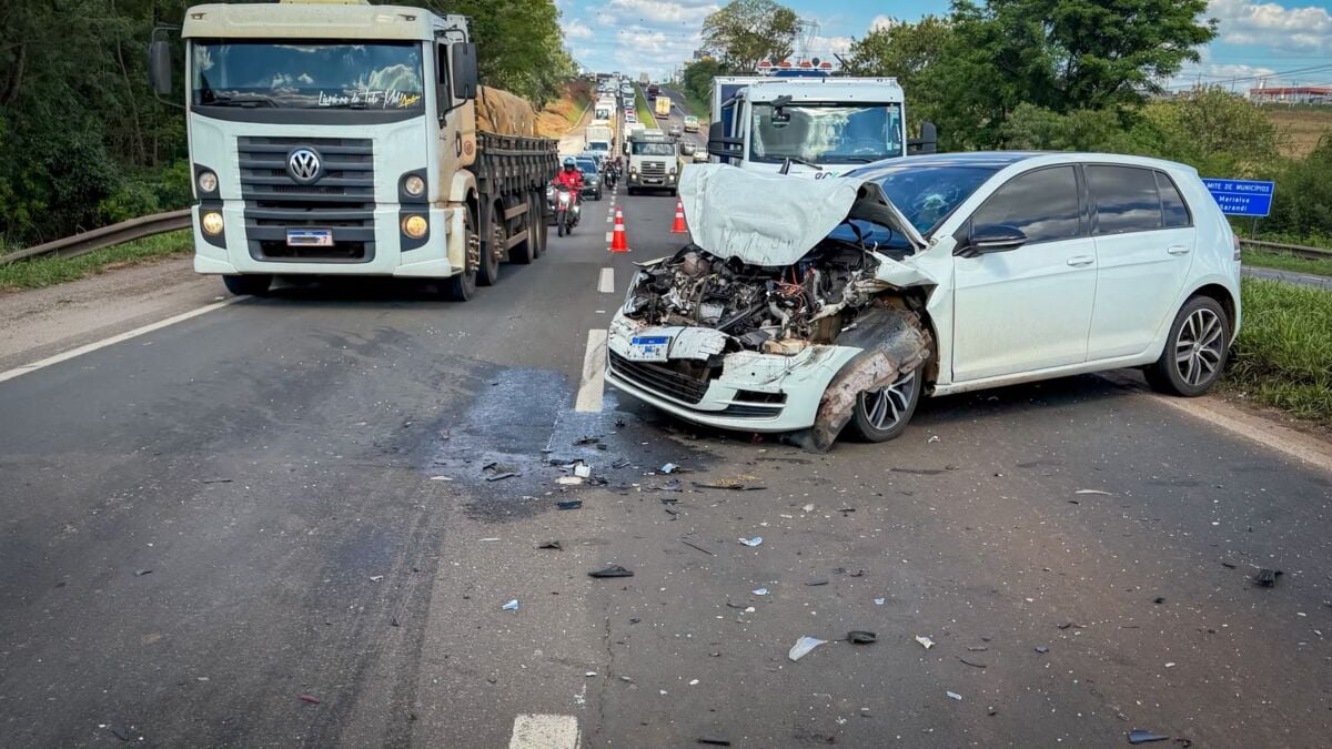 Acidente entre três carros deixa uma pessoa ferida na BR-376 – Maringá Post