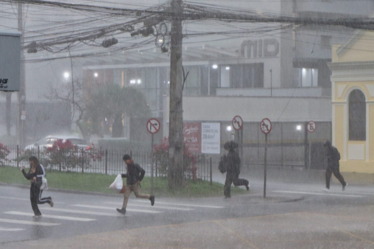 Cidade do Paraná registra ventos de 76,3 km/h antes da chegada de ciclone extratropical