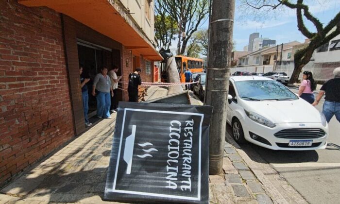 Ônibus perde o freio e bate em restaurante na hora do almoço em Curitiba