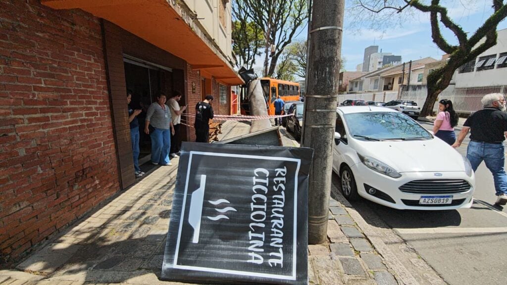 Ônibus perde o freio e bate em restaurante na hora do almoço em Curitiba