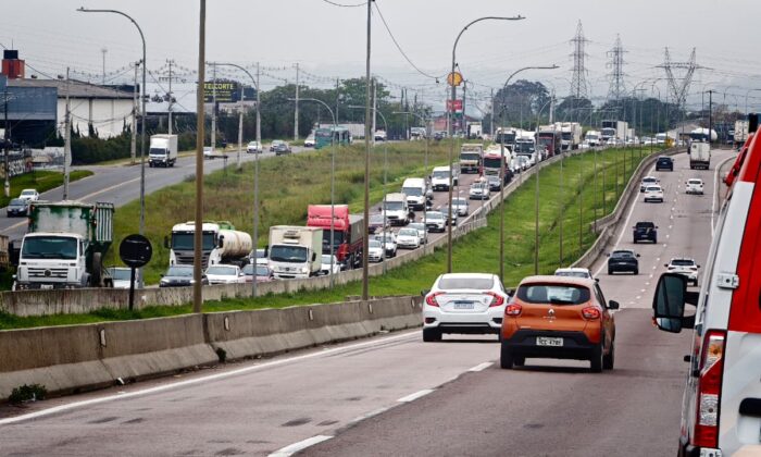 Motociclista “nasce de novo” após acidente com carreta que parou Contorno Sul de Curitiba