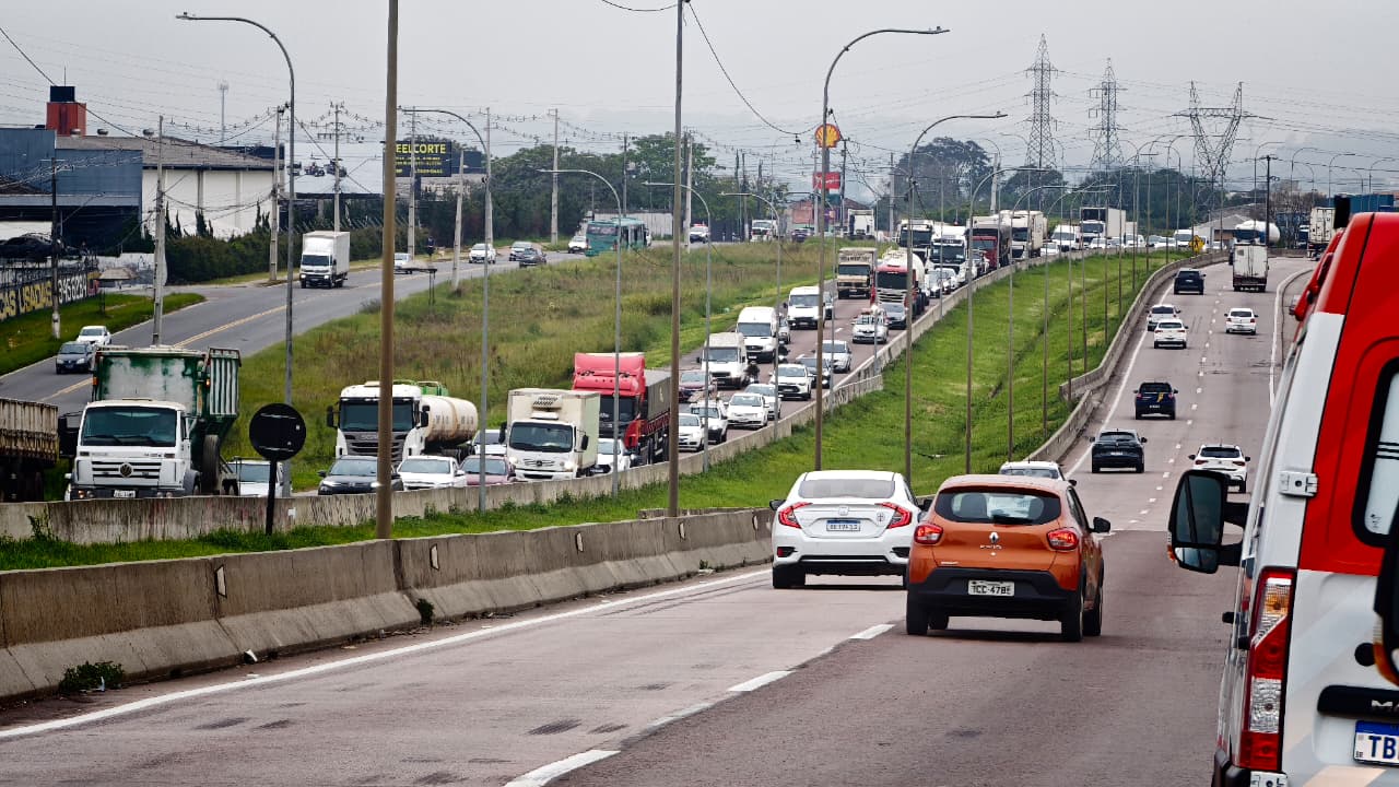 Motociclista “nasce de novo” após acidente com carreta que parou Contorno Sul de Curitiba