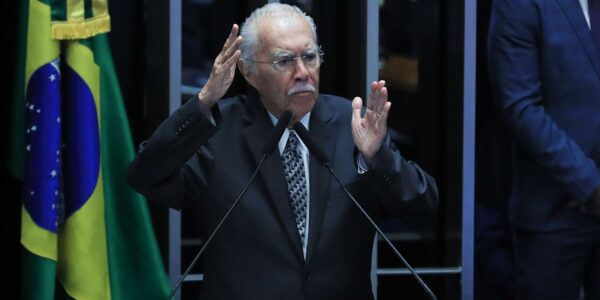 Ex-presidente José Sarney é internado com quadro de pneumonia