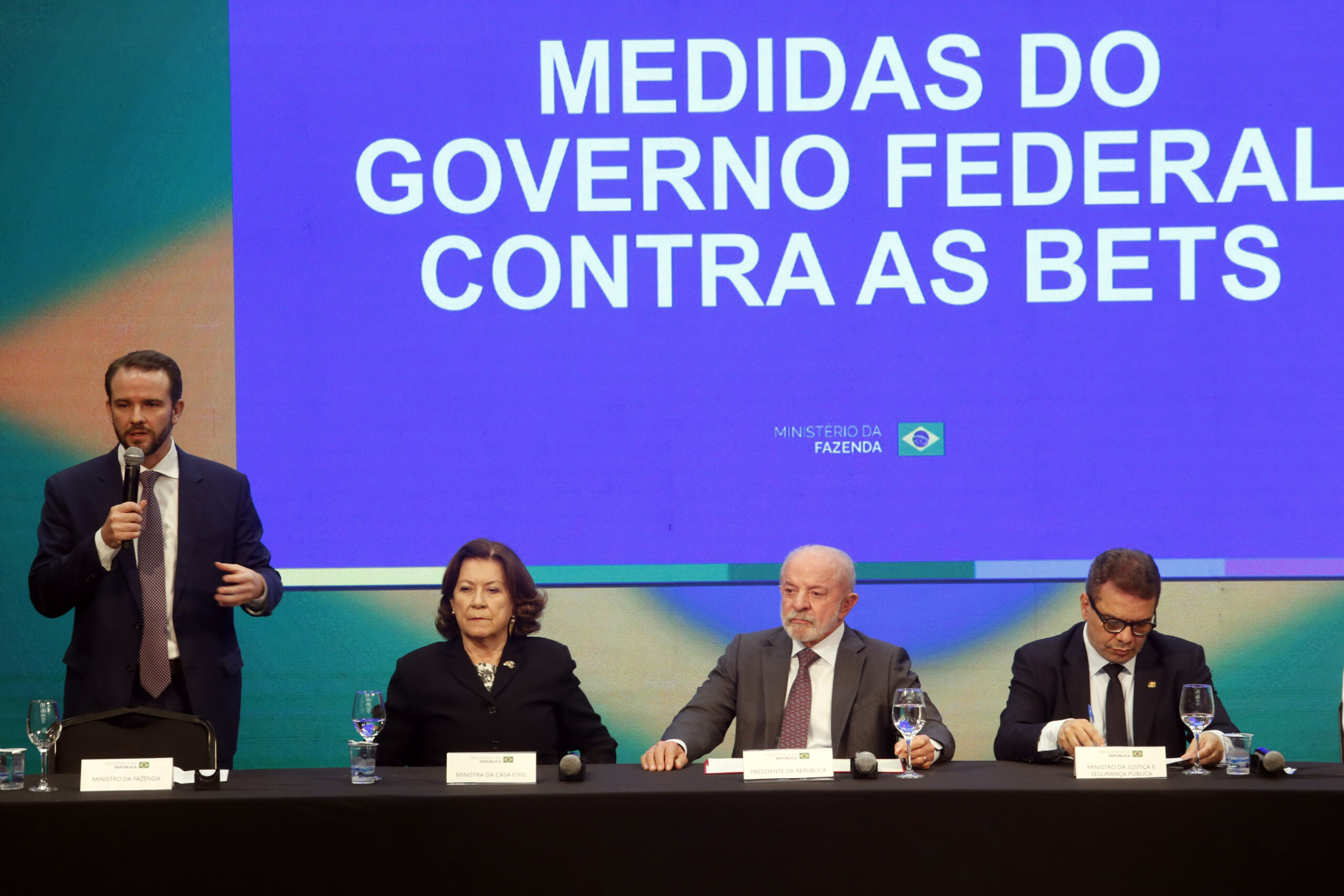 Bets que continuarem no ar após prazo serão bloqueadas, diz Durigan