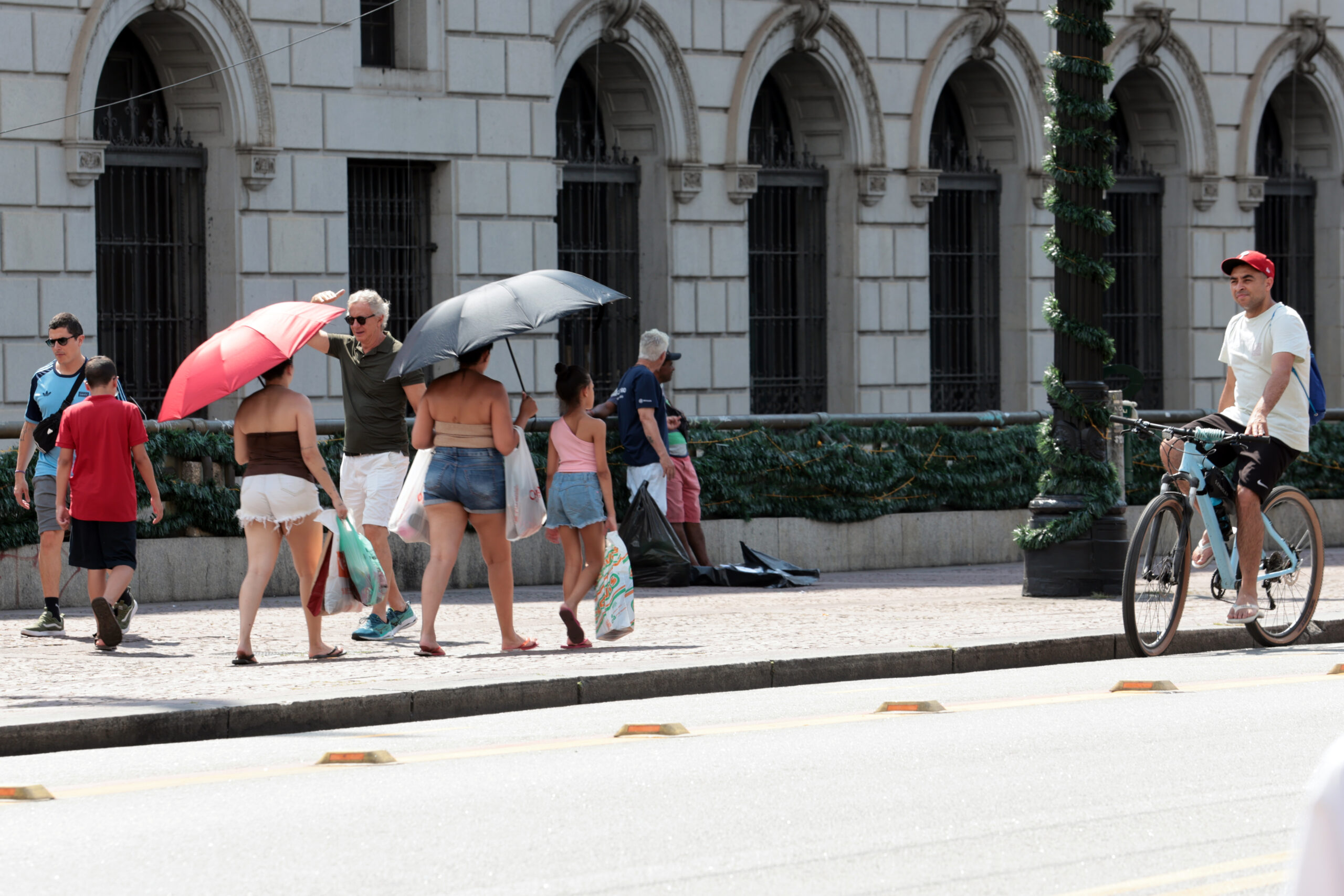 Inmet emite alerta de grande perigo por onda de calor no fim de semana
