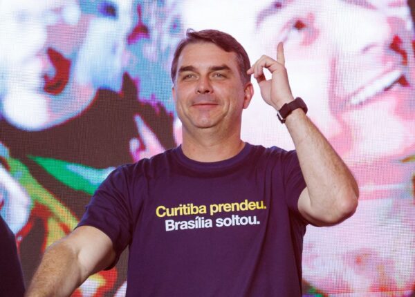 Após autorização de Alexandre de Moraes, Flávio Bolsonaro vem ao Paraná visitar Filipe Martins - Blog Politicamente