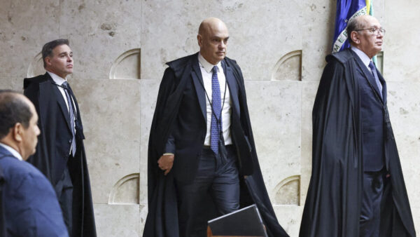 Bilionário do varejo defende ir às ruas contra “sem-vergonhice” no STF e é aplaudido em SP