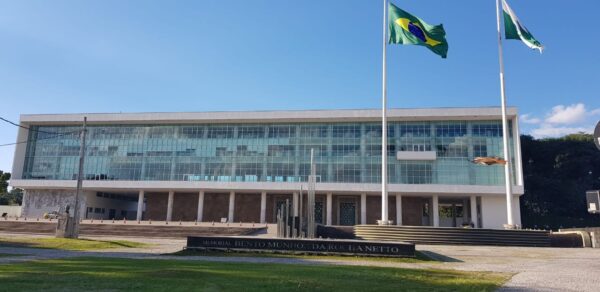 Candidatos ao governo do Paraná cumprem agendas com caminhadas, reuniões e eventos