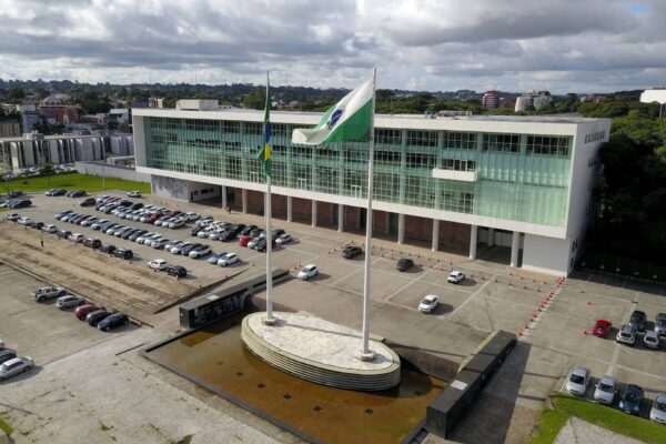 Candidatos ao governo do Paraná participam de Desfiles Cívico-Militares e entrevistas