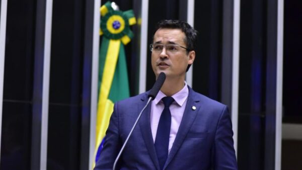 Dallagnol apresenta à Justiça documentos com dados fiscais de Zanin, que aciona TRE