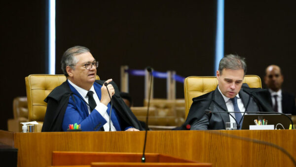 Dino reconhece crise no STF e defende “seguir julgando”