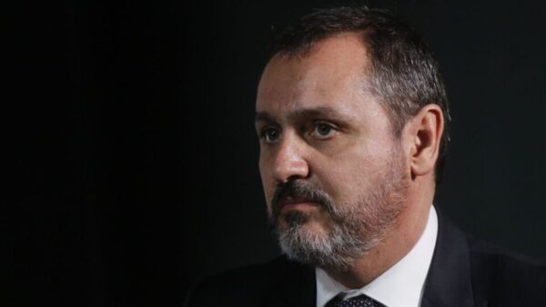 Diretores da PF oferecem cargos após afastamento de chefe