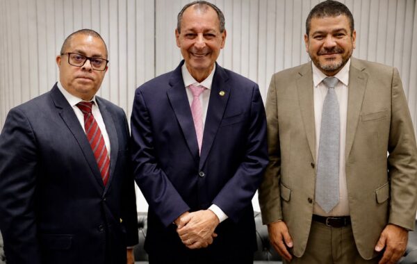FENAJ se reúne com senador para discutir jornada de trabalho dos jornalistas