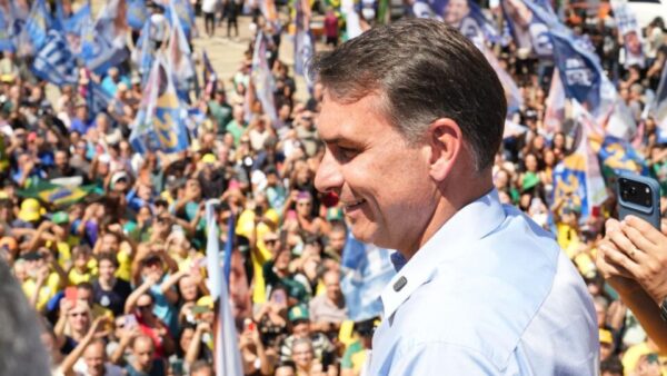 Flávio diz que Alcolumbre blinda Moraes e trava impeachment