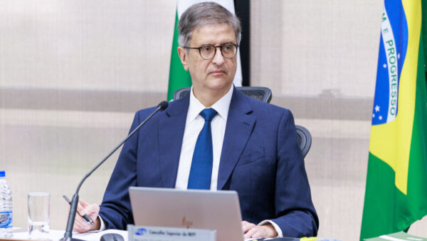 Gonet vira alvo de procedimento em conselho que ele mesmo preside; irmão de Dino é o vice-presidente