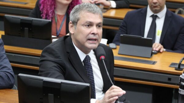 Governistas pedem que Fachin retire sigilo do caso Dark Horse e avalie suspeição de Mendonça