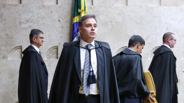 Mendonça apresenta notas de ternos para rebater suspeita de presente de Vorcaro