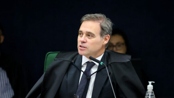 Mendonça cita precedentes de Moraes em decisão crítica ao ministro