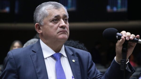 Ministro critica decisão de Mendonça e a classifica como “eleitoral”