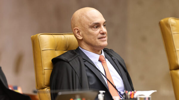 Moraes usou relatório da PF “sem valor probatório” para pedir investigação contra Mendonça