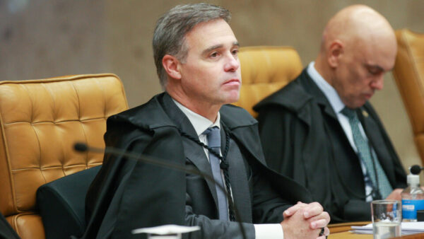 Narrativa sobre Mendonça “fora do rito” vira cortina de fumaça e álibi para Moraes