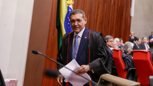Pacote de decisões de Nunes Marques censura críticas ao PT e mantém associação de Flávio a Vorcaro