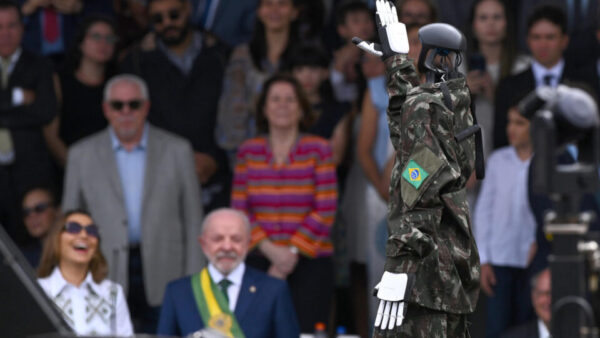 Robô bate continência para Lula no desfile do 7 de Setembro e diverte Janja (veja fotos)