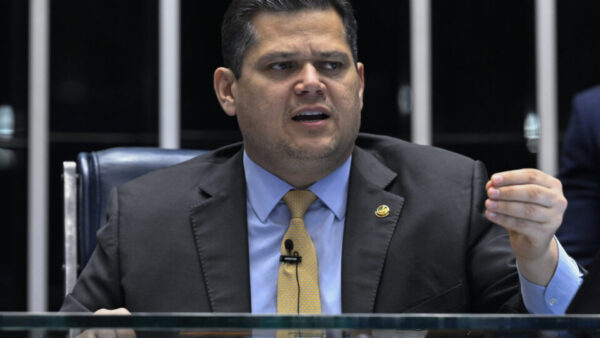 Sob pressão por Moraes, Alcolumbre reclama de ataques de colegas