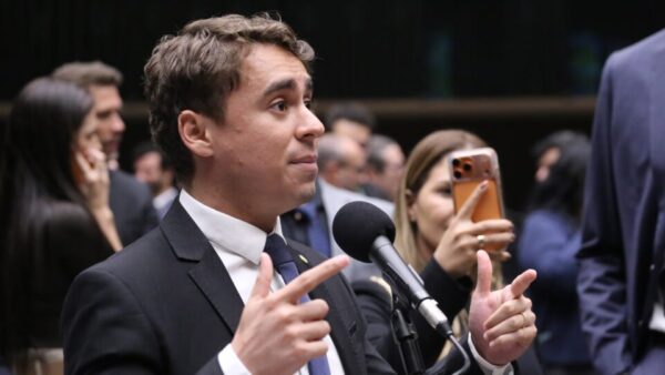 TRE-MG manda site de esquerda tirar do ar reportagens sobre Nikolas chamando Vorcaro de “lindão”