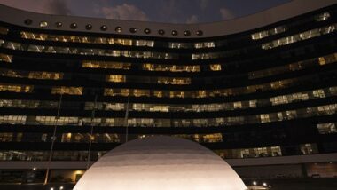TSE aprova registros de candidatura de Lula, Flávio e Zema