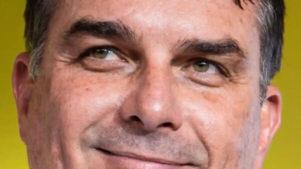TSE manda Lula tirar do ar propaganda contra Flávio Bolsonaro